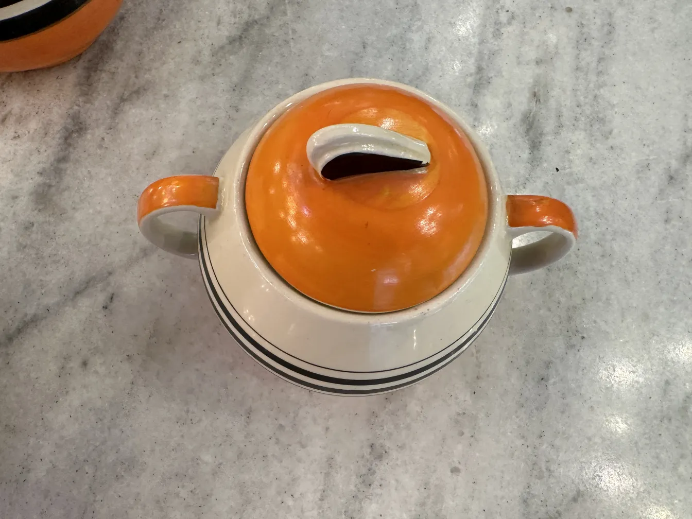 Conjunto de chá antigo na cor laranja com design clássico.