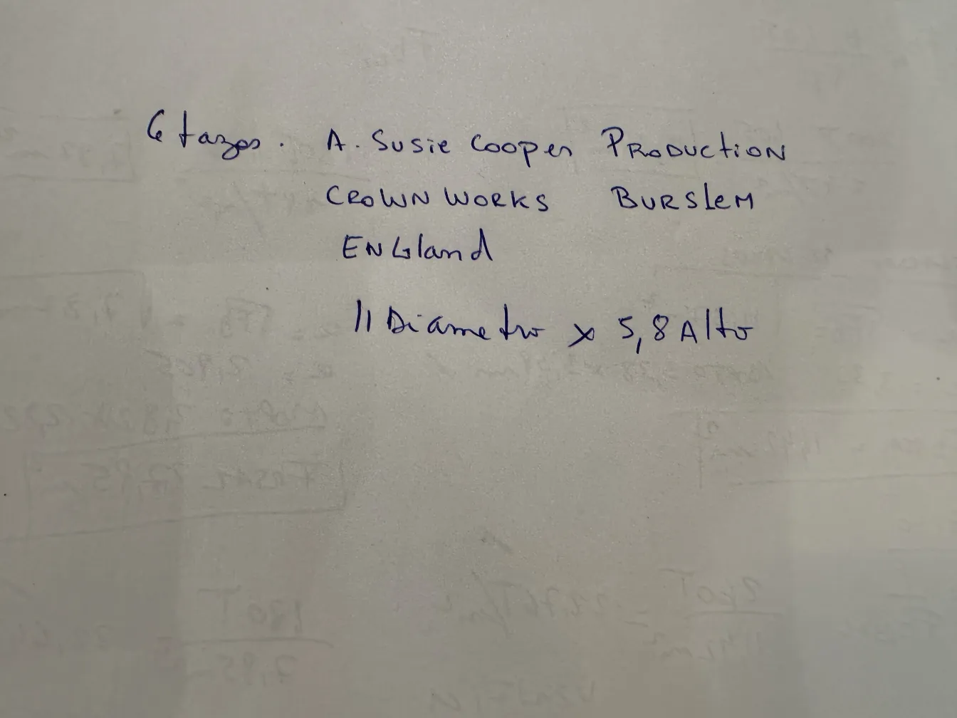 Conjunto de chá antigo com designs coloridos e selo A. Susie Cooper