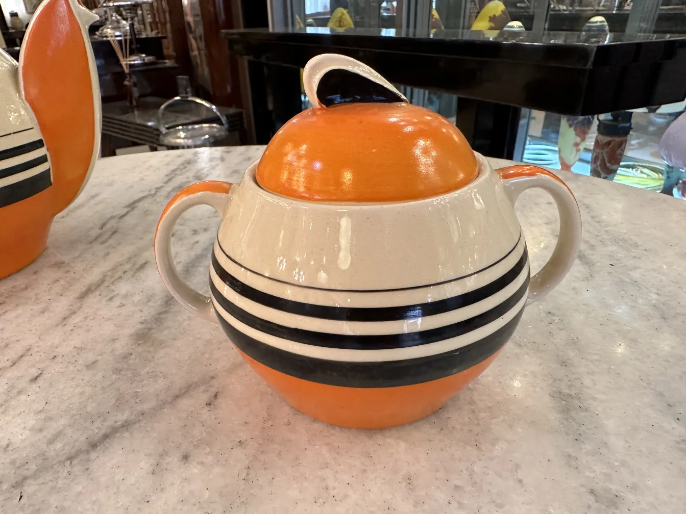 Juego de té antiguo decorado con colores vibrantes y líneas