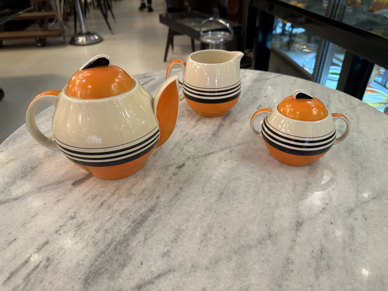 古董茶具，包含橙白色茶壶和奶壶