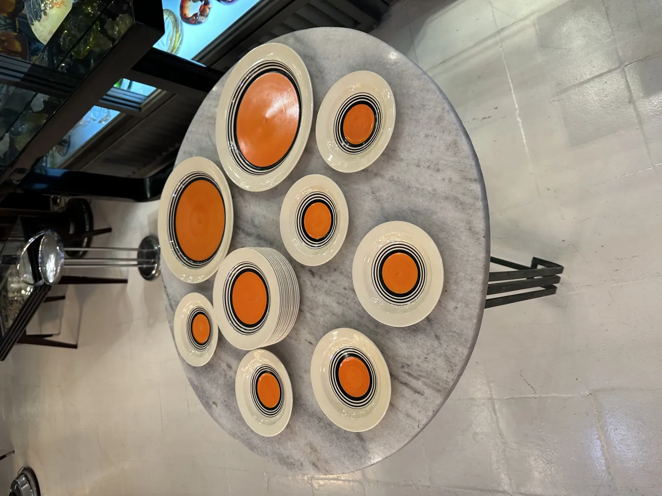 conjunto de chá antigo com pratos coloridos em uma mesa