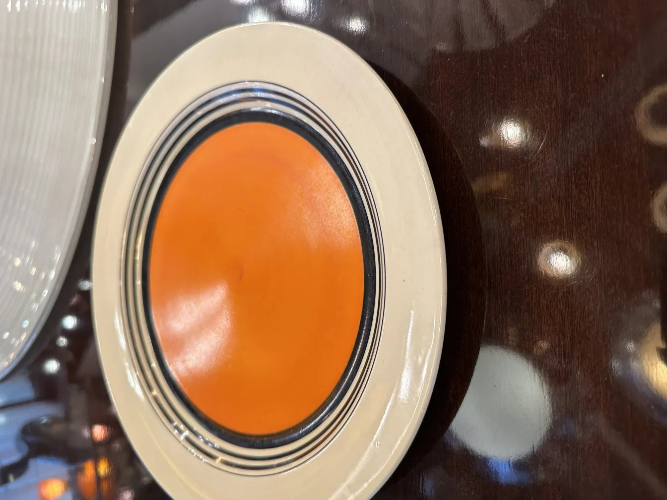 ancien service à thé avec assiettes décoratives de couleurs variées