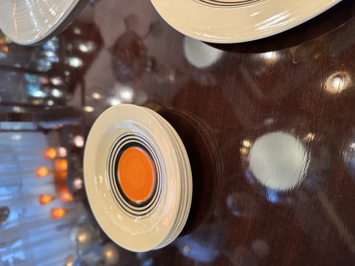 juego de té antiguo sobre mesa brillante con platos coloridos