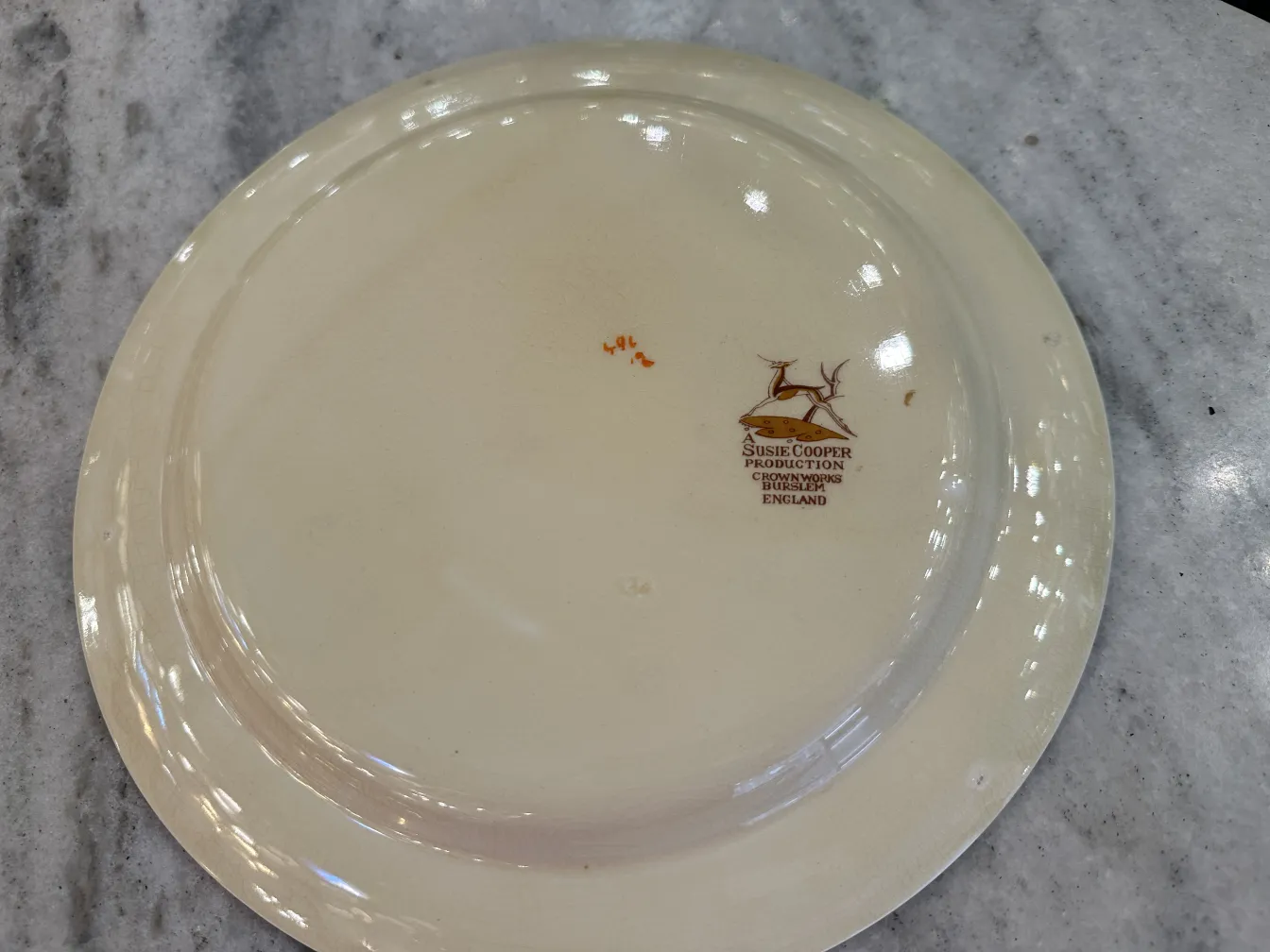 Service à thé ancien avec un motif de cerf sur la base