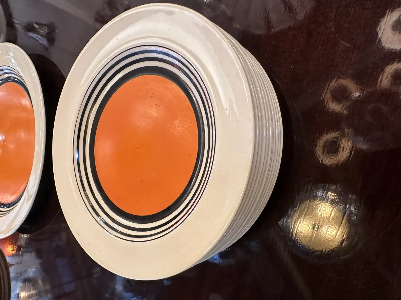 conjunto de chá antigo com pratos decorativos coloridos, ambiente acolhedor