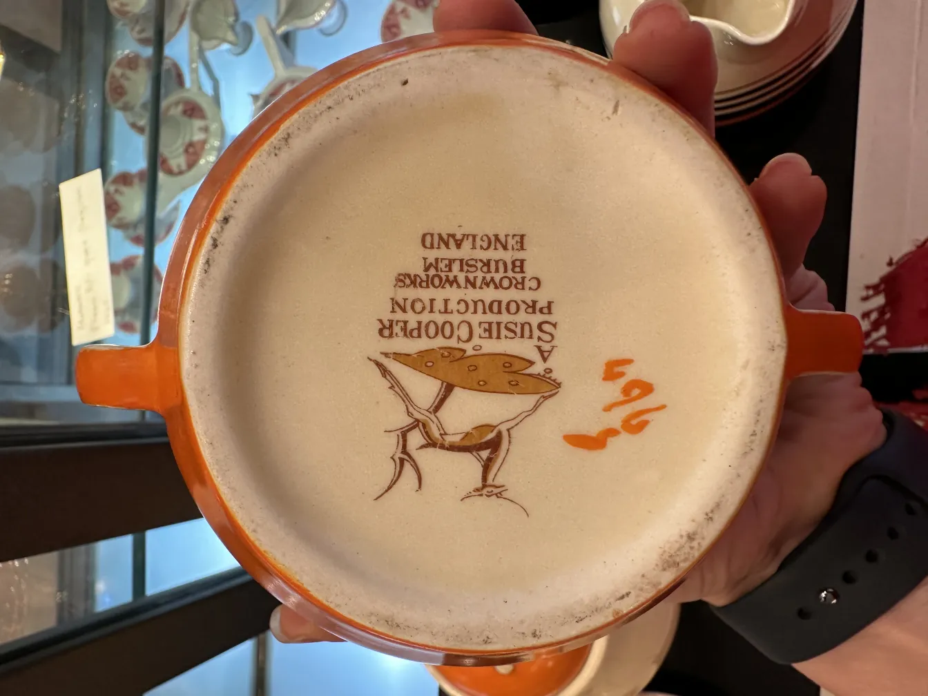 ancien service à thé en céramique avec design classique. Comprend des tasses et une théière.