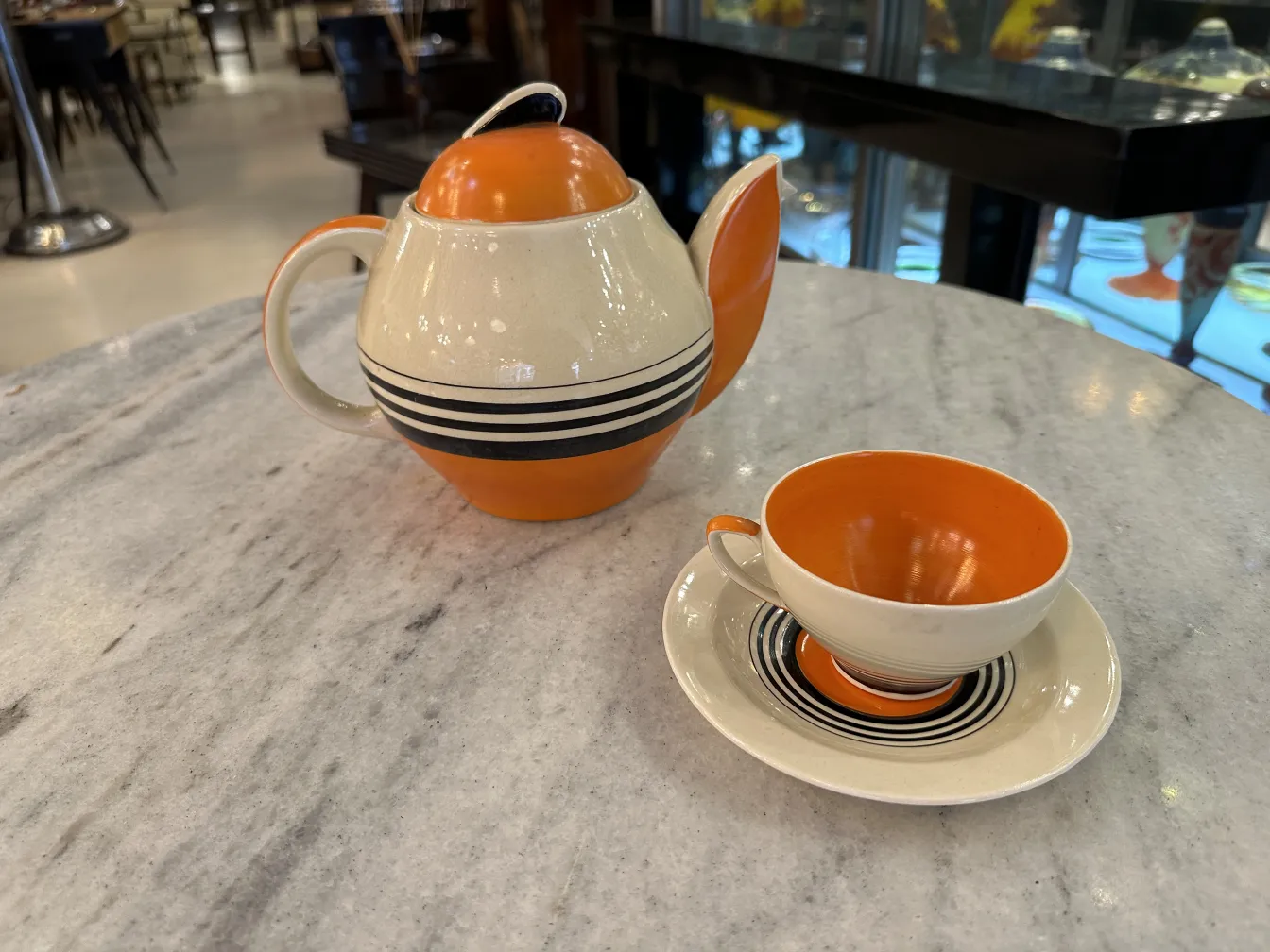 antiguo juego de té en cerámica colorida con una tetera y taza