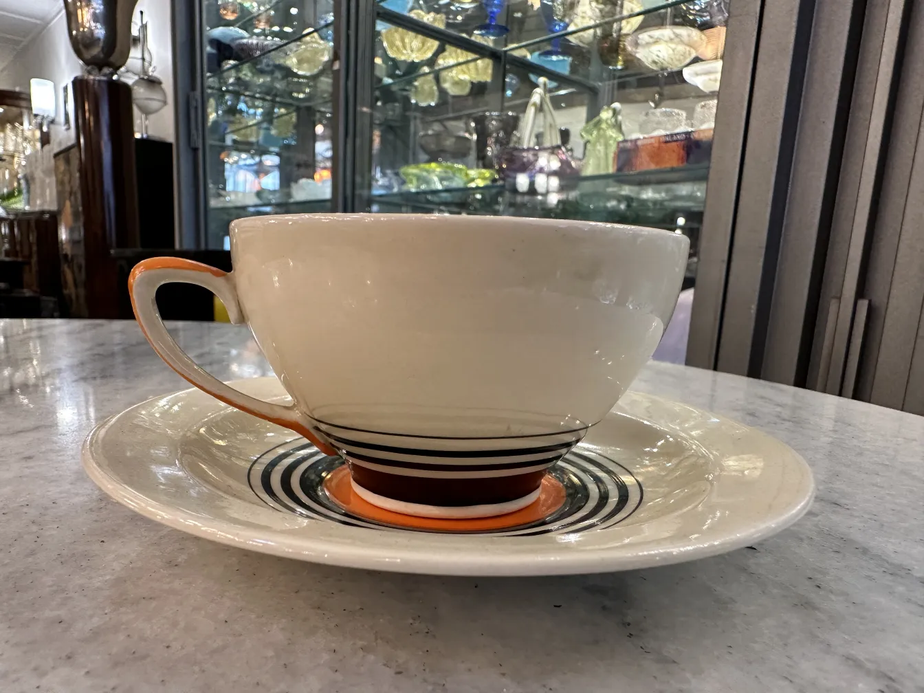 古董茶具，带杯子和碟子，鲜艳的颜色