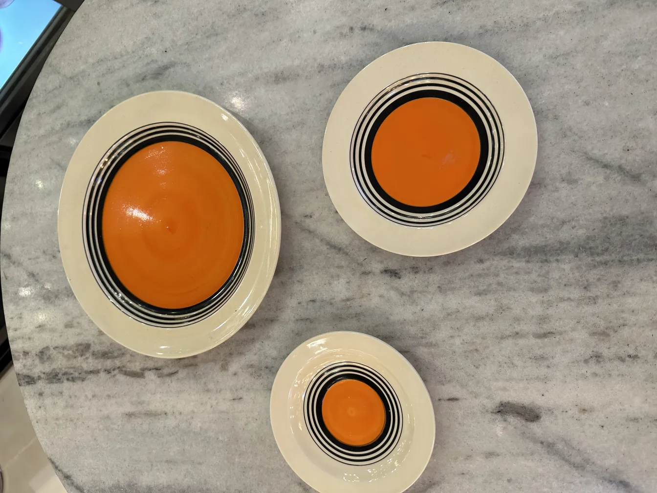 Conjunto de chá antigo com pratos laranja