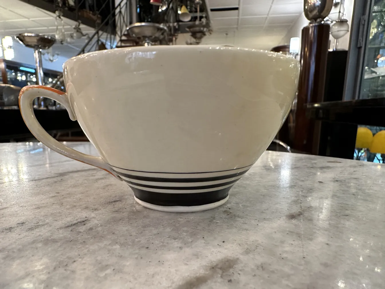 set da tè antico con design bianco e nero, ideale per esposizione