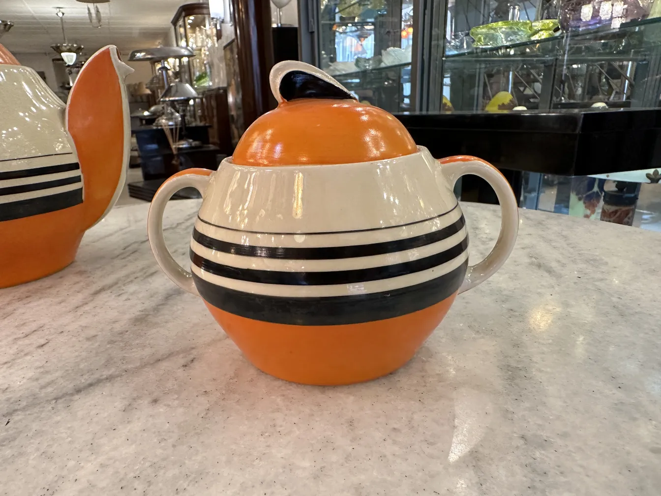 古董茶具，五颜六色的茶壶和条纹