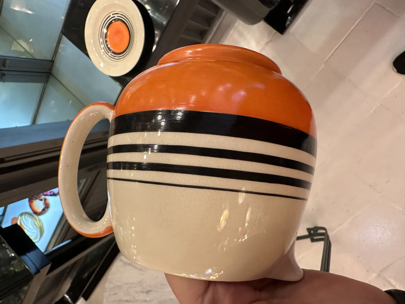 ancien service à thé avec design coloré et moderne