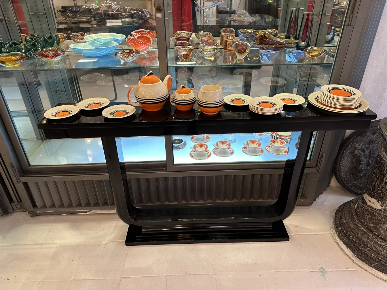 色とりどりの陶器が展示された古いティーセット