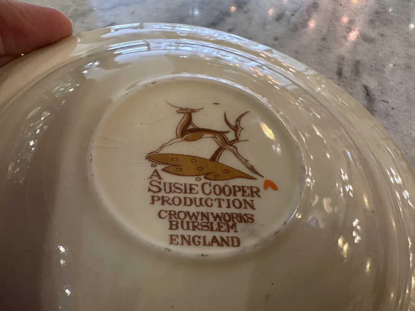 예술적 세부 사항과 매력적인 디자인이 있는 고대 다기 세트