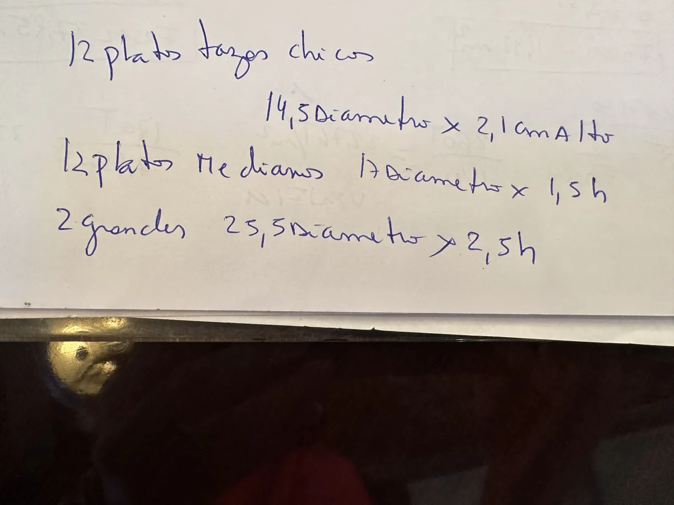 Antico set da tè con piatti, decorativo ed elegante.