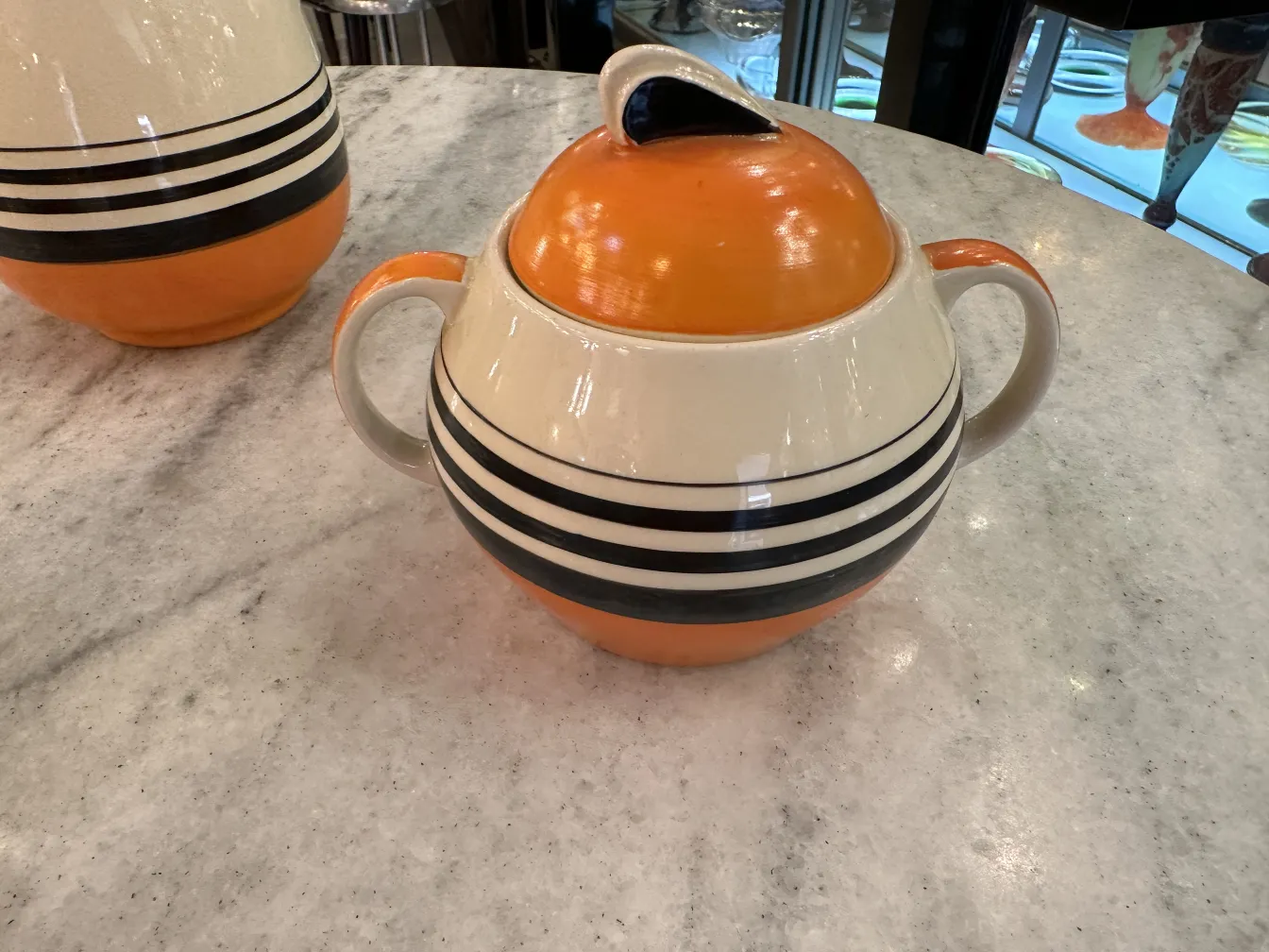 Juego de té antiguo con diseño colorido y franjas