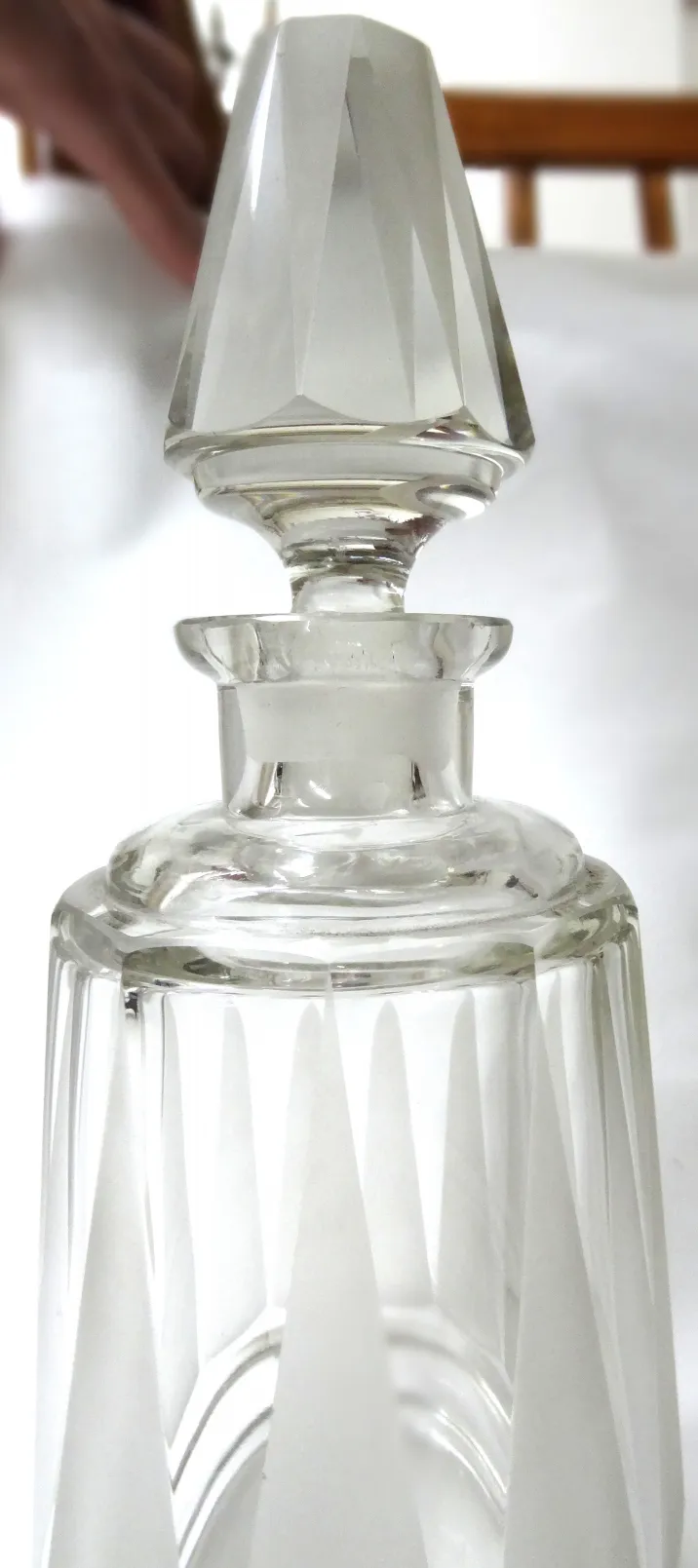 bouteille ancienne avec motif décoratif sculpté