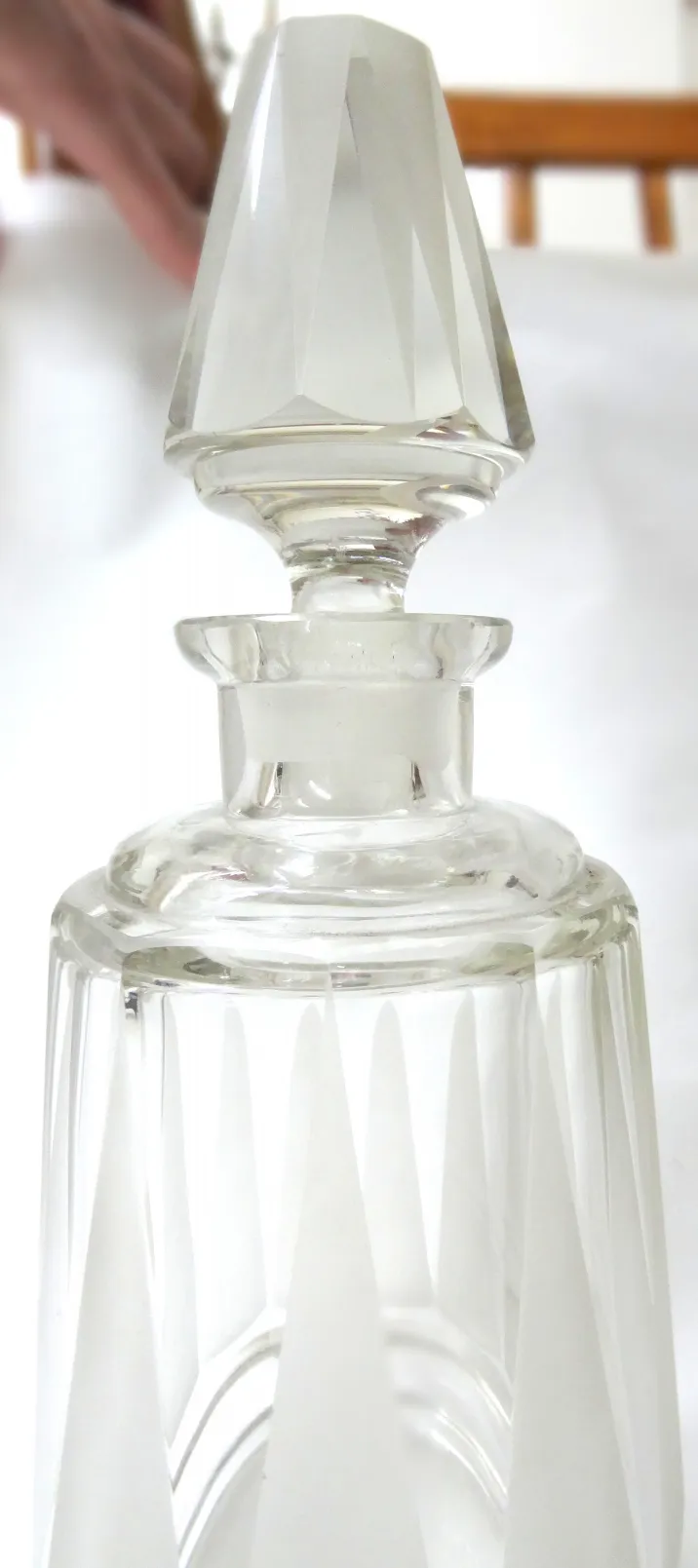 botellón de cristal con diseño facetado