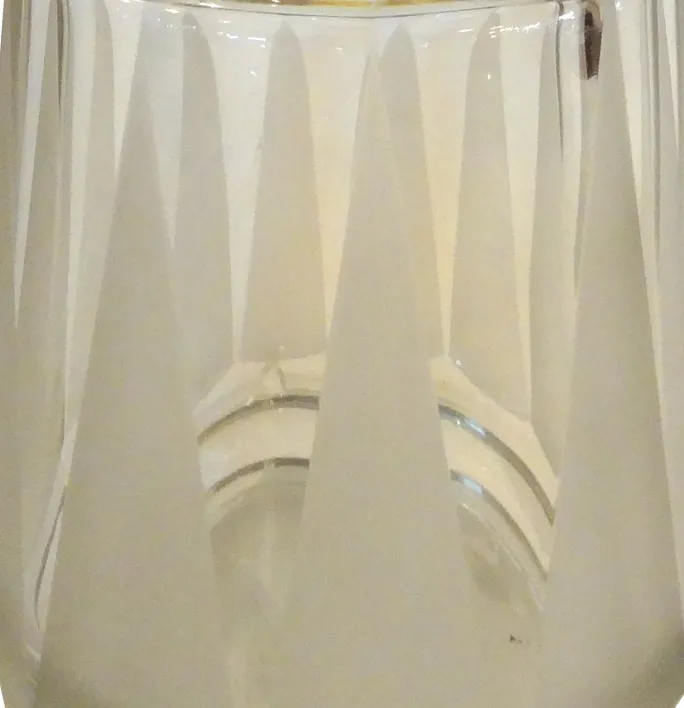 garrafa antiga com design triangular elegante