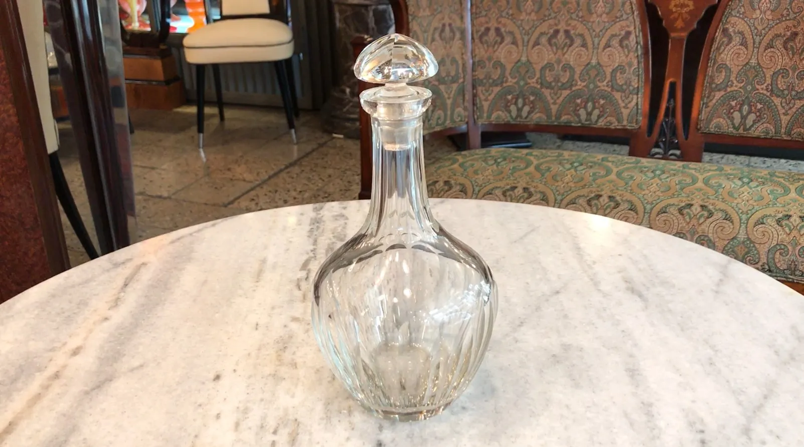 garrafa antiga em mesa de mármore com fundo decorativo