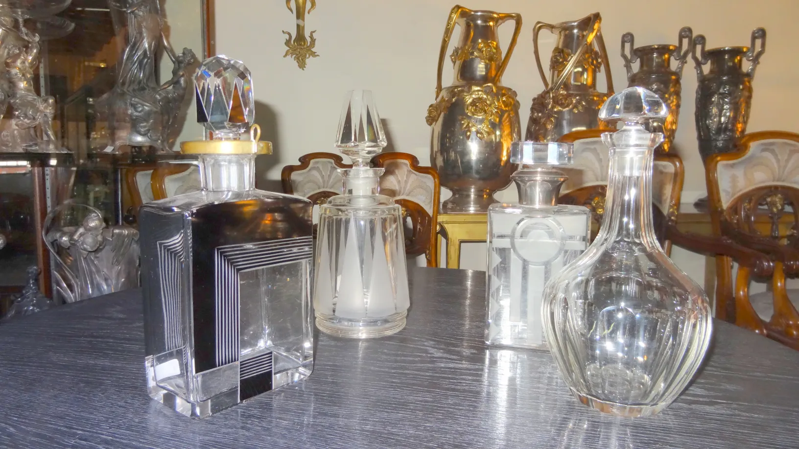 bouteilles anciennes en verre sur une table