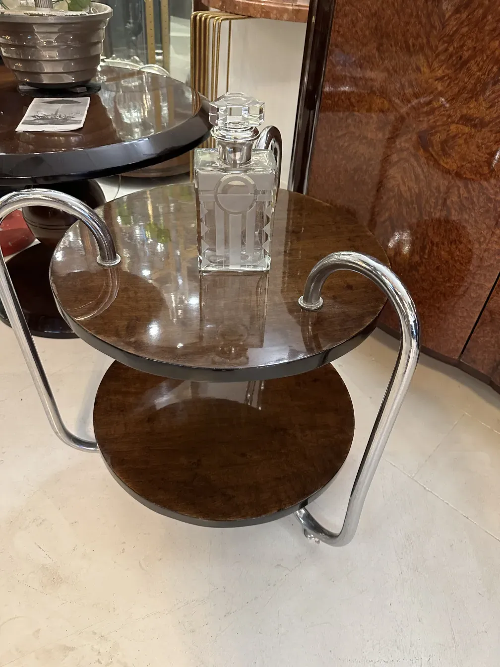 garrafa antiga com design decorativo sobre mesa