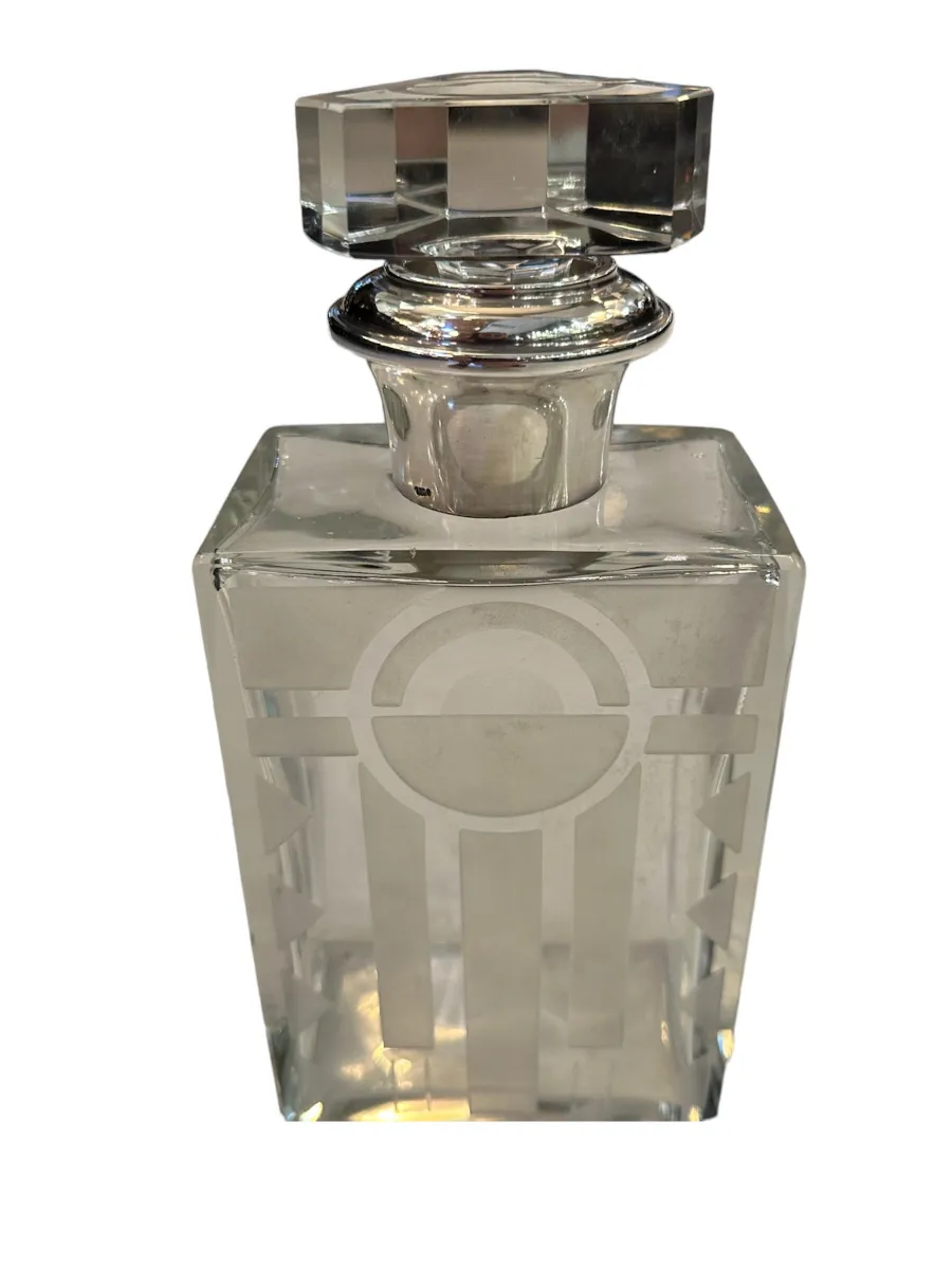 Bouteille antique avec design décoratif et bouchon brillant