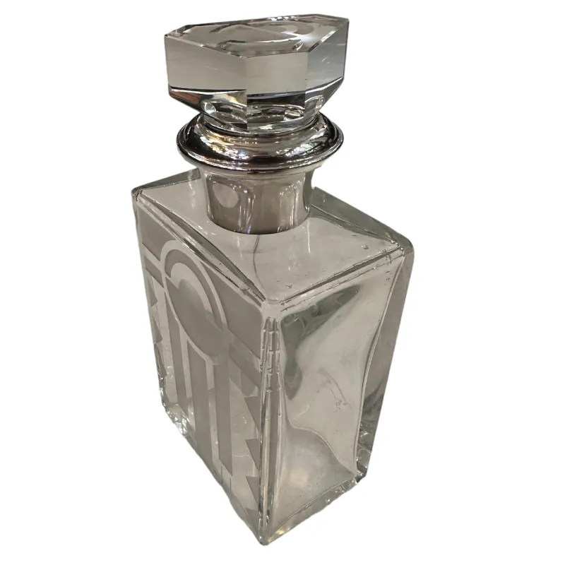 antike flasche mit dekorativem deckel und eleganter form