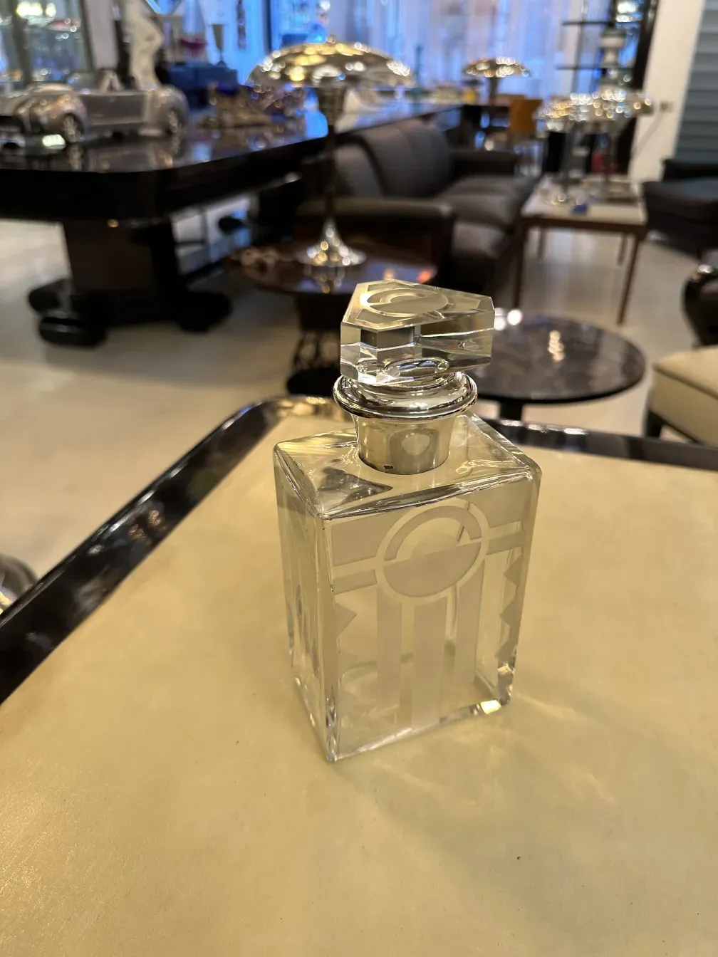 Antike Flasche mit dekorativem Design aus Glas