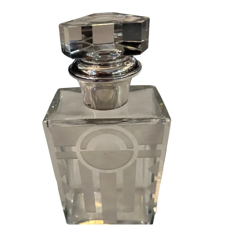 bouteille antique avec couvercle faceté et design gravé