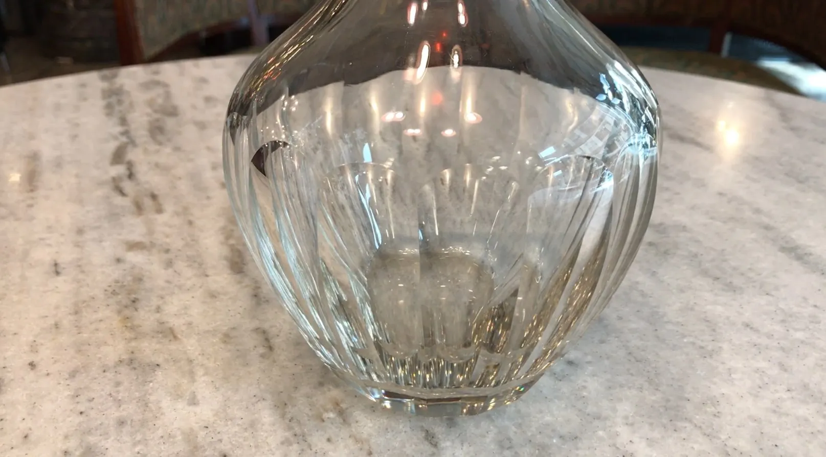 Botellón antiguo con diseño elegante y distintivo