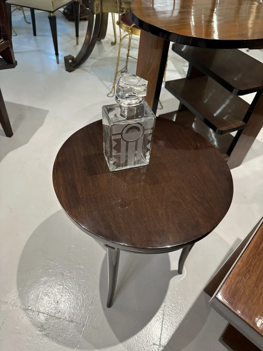 bouteille ancienne avec couvercle en verre sur une table