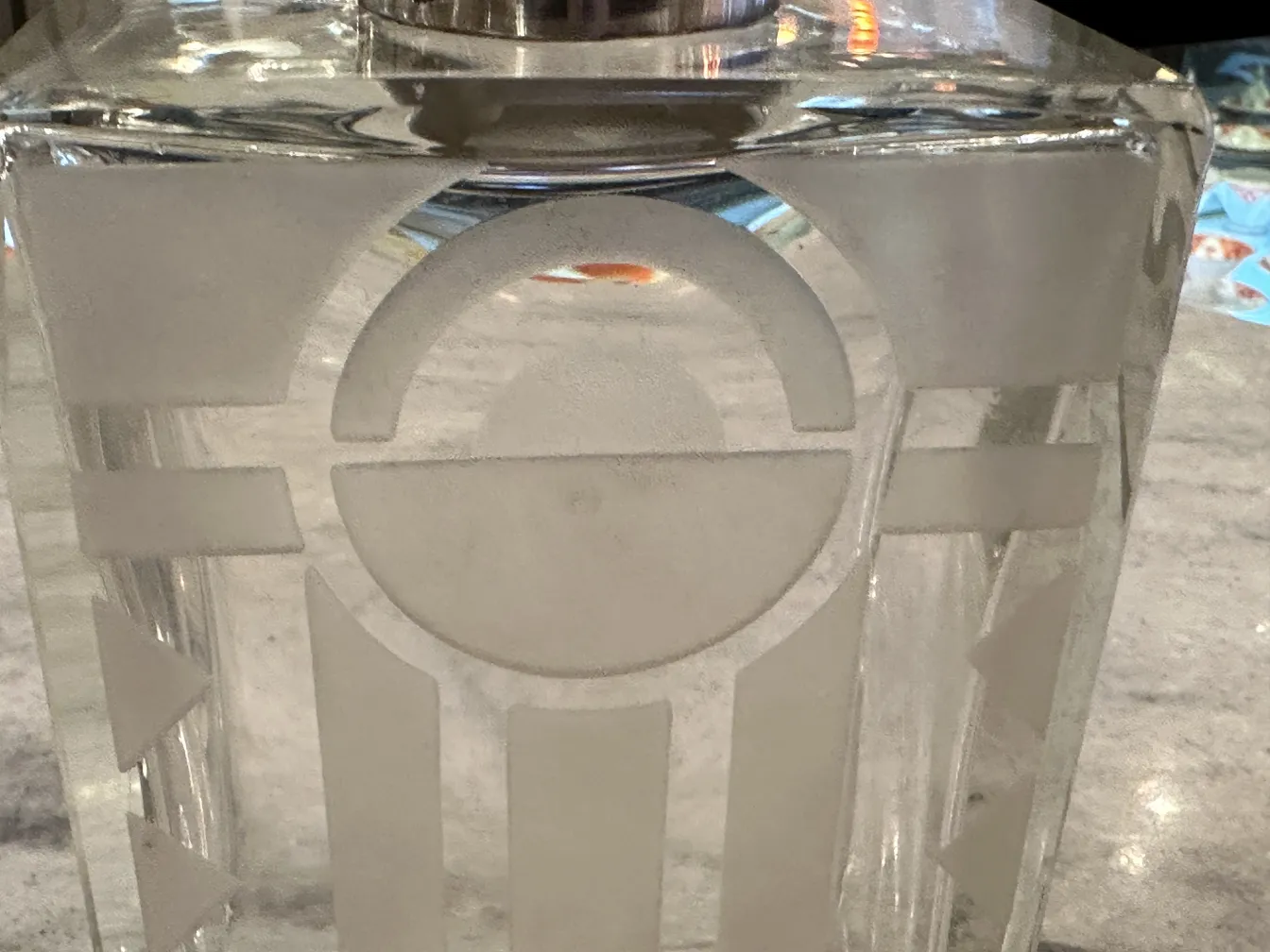 antike Flasche mit geometrischen Verzierungen