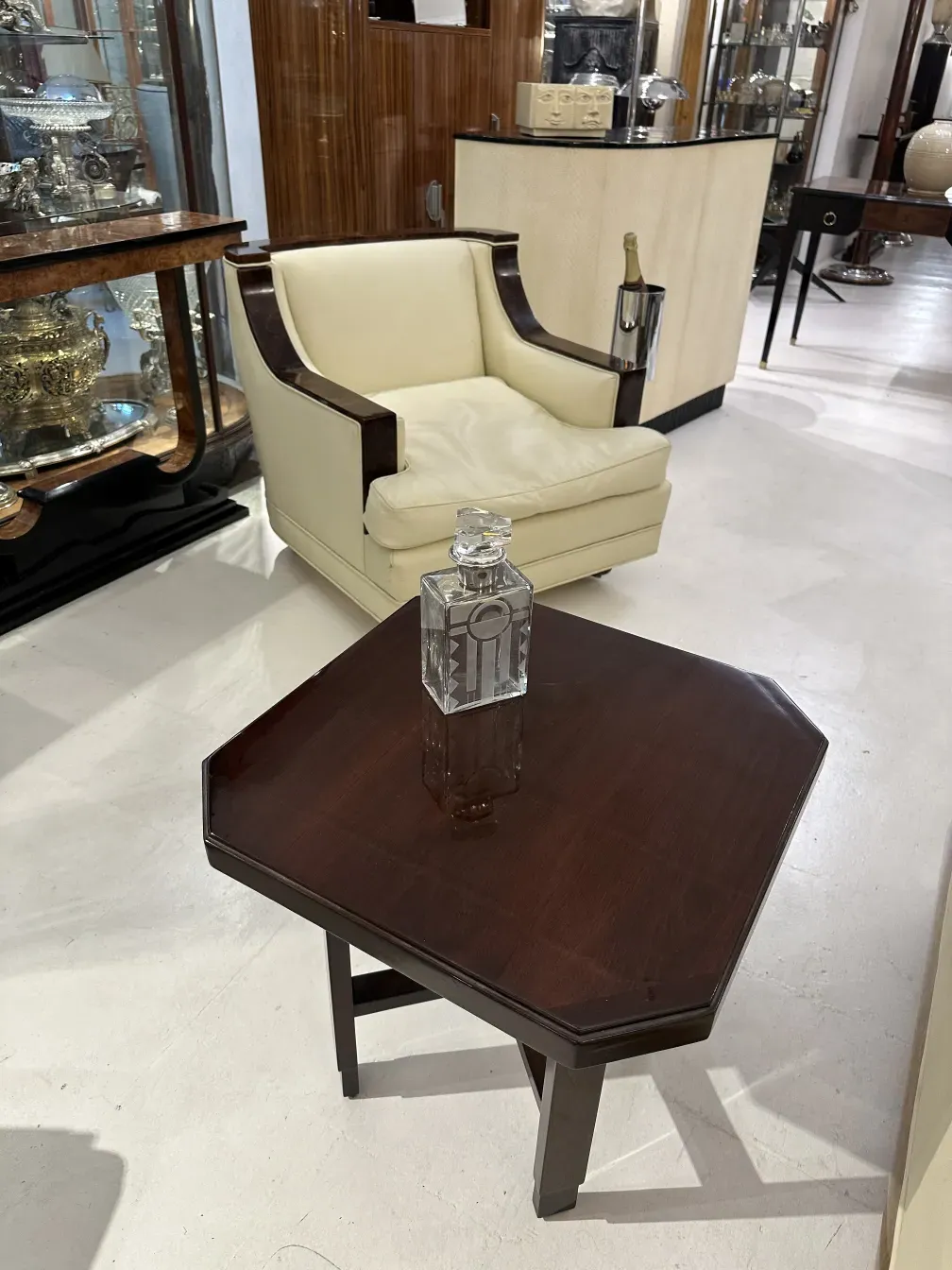 botellón antiguo en mesa con fondo elegante