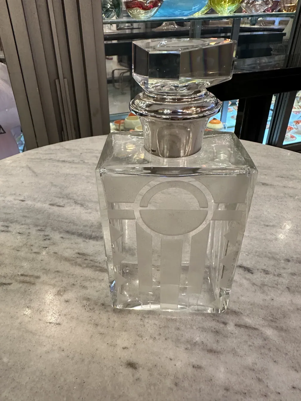 bouteille carrée avec bouchon décoratif, antiquité dans un cadre unique