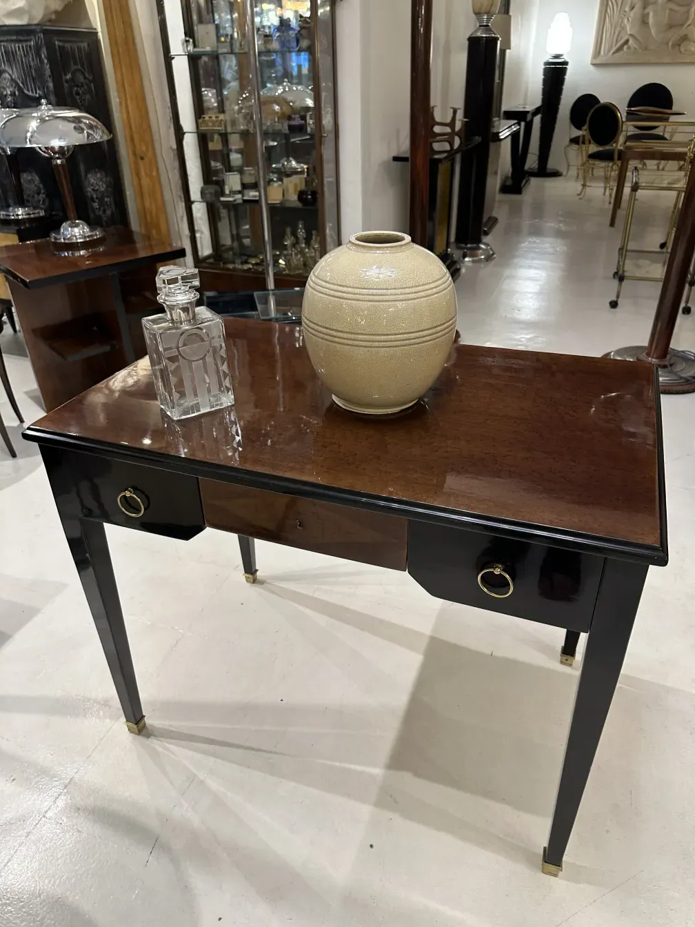 garrafa antiga em uma mesa com itens decorativos