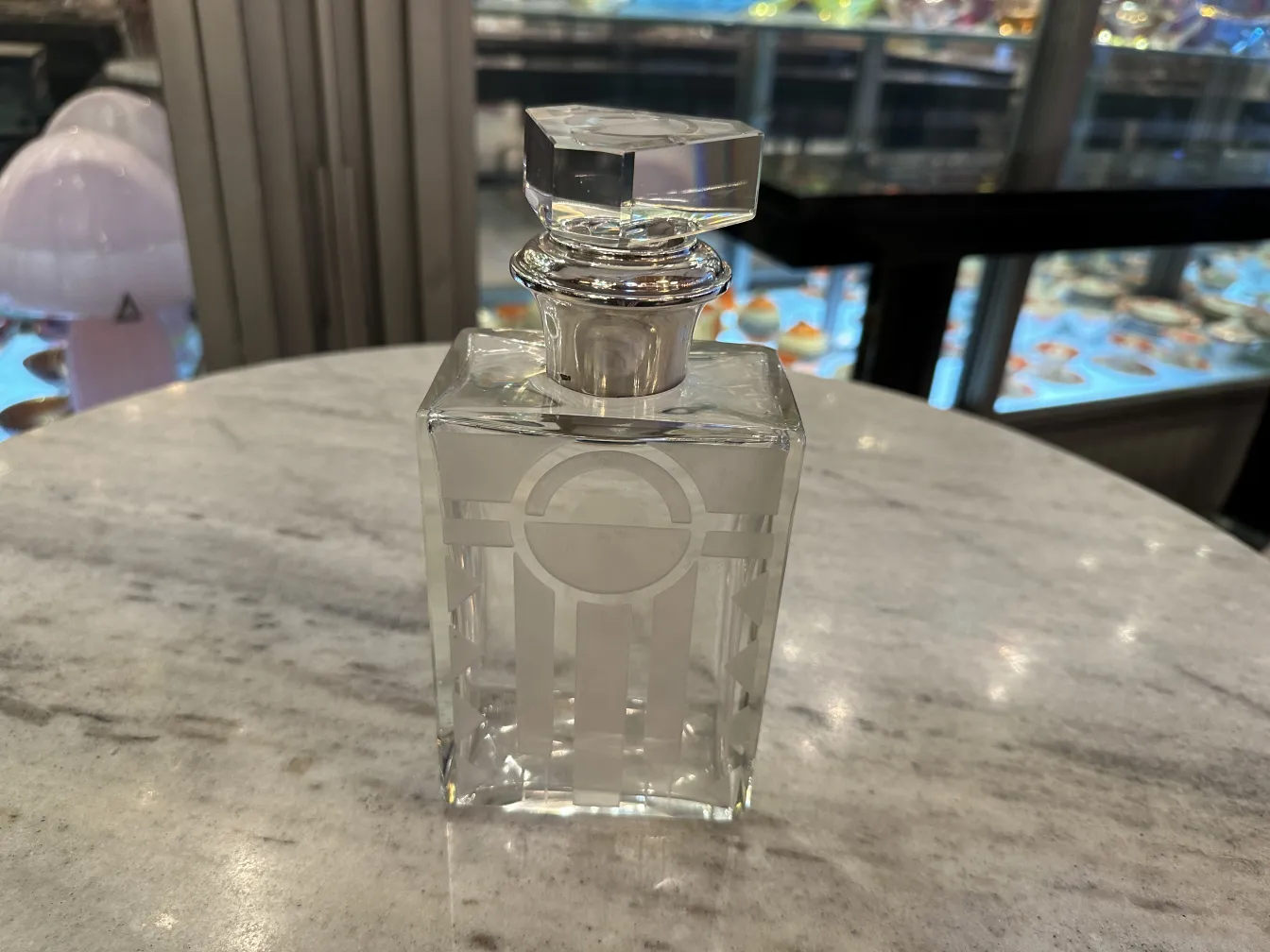 bouteille antique avec un design élégant et un couvercle en verre