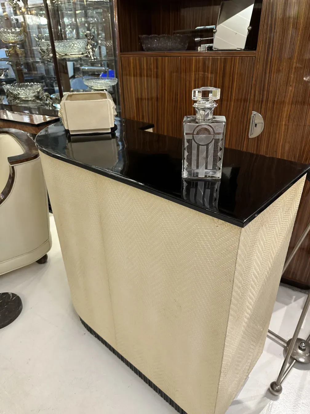 garrafa antiga com design decorativo em uma mesa