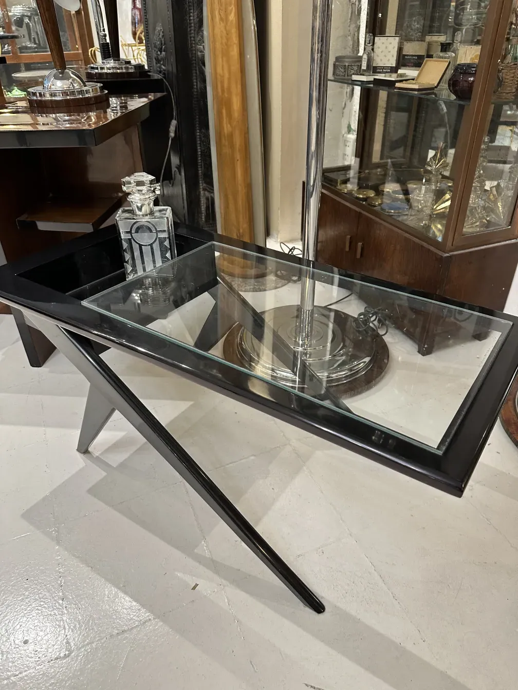 古董装饰瓶展示，优雅风格。