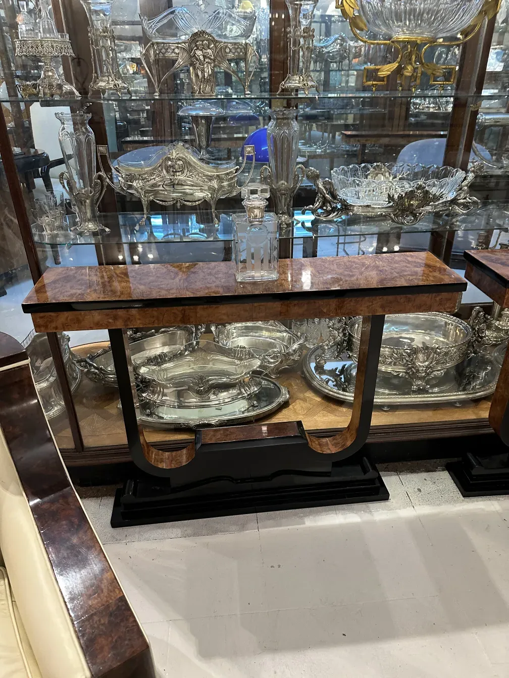 alte Flasche mit dekorativer Form in einer Vitrine