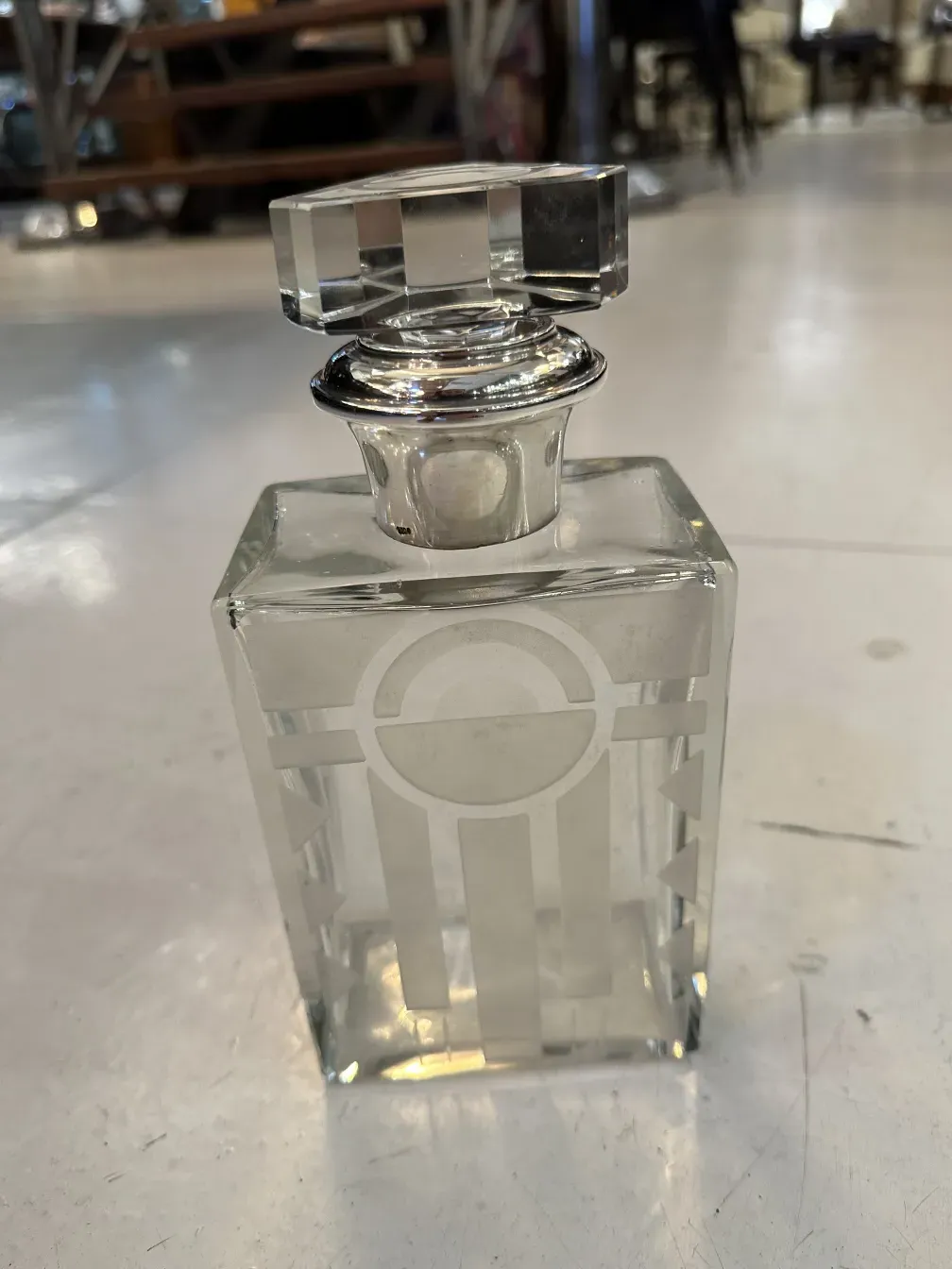 antike Flasche mit Kristallverschluss und feinen Schnitzereien