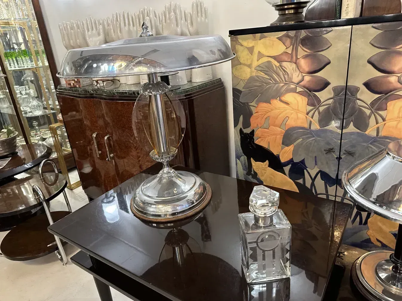 dekorativer Flasche auf einem dunklen Tisch mit elegantem Design