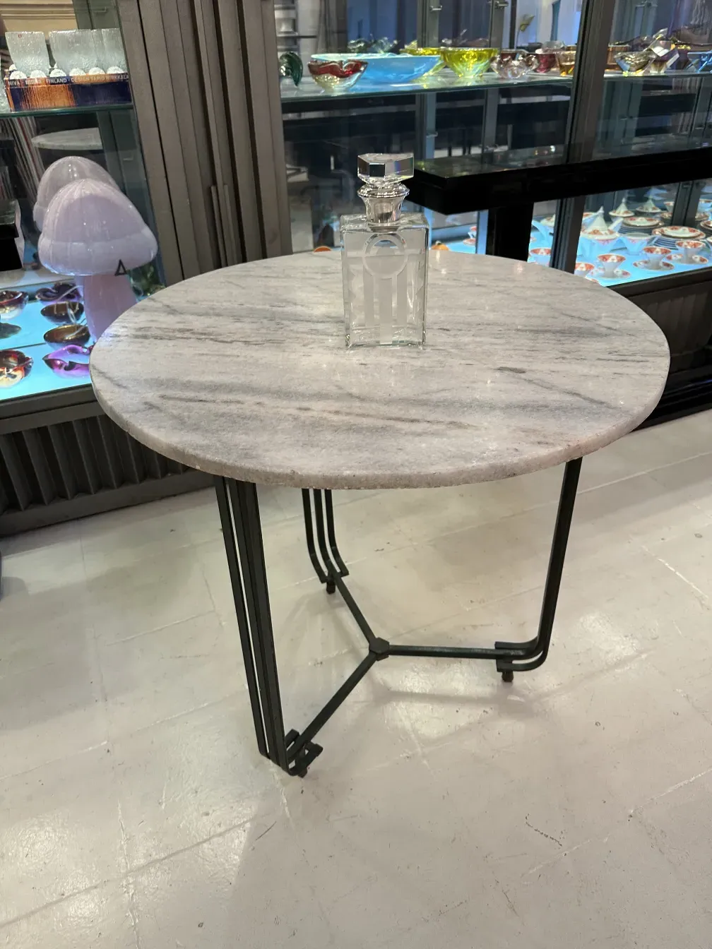 garrafa antiga em mesa de mármore