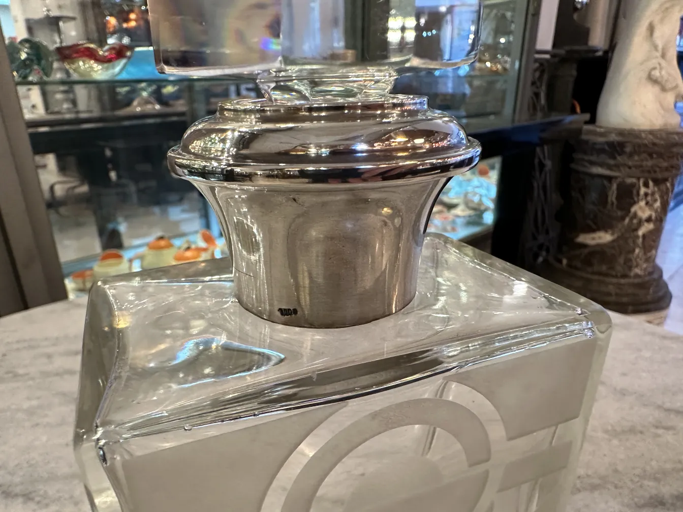 금속 뚜껑이 있는 오래된 병, 섬세한 디테일, 빈티지 분위기.