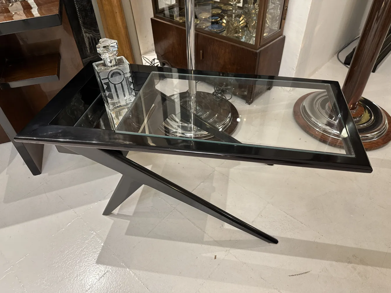 bouteille antique en verre avec décoration sur la table