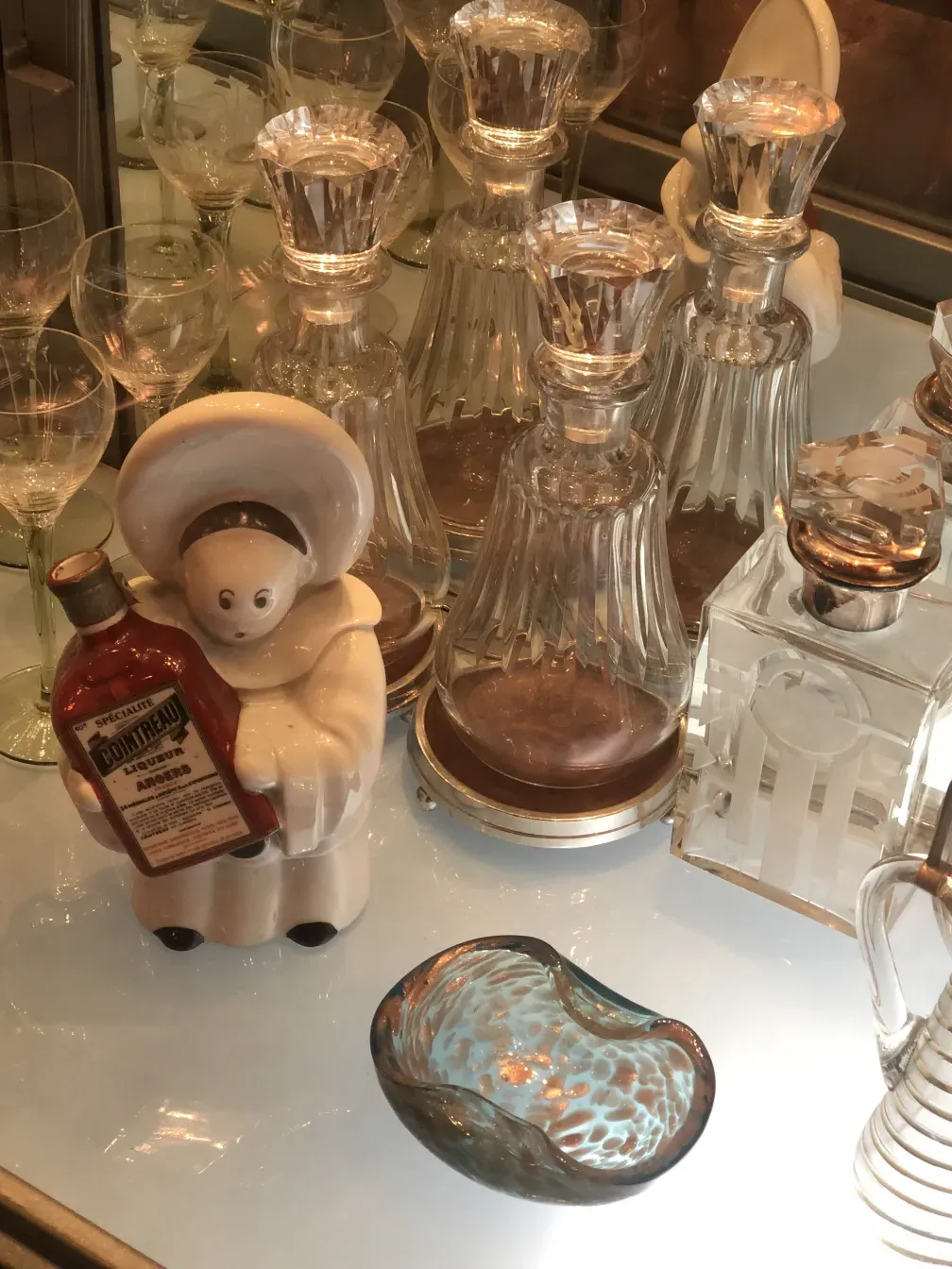 bouteille ancienne dans un cadre décoratif en cristal