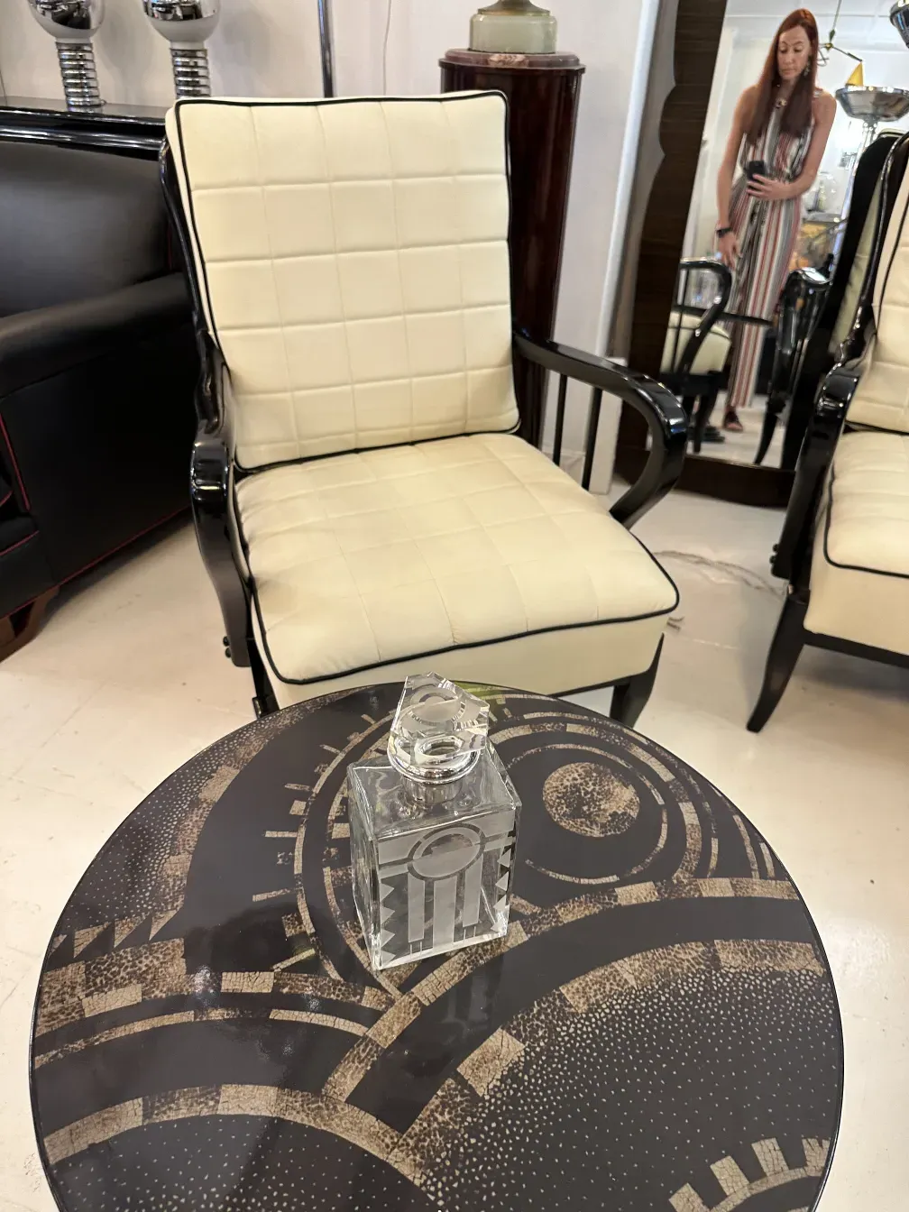 Alte Glasflasche auf einem Tisch mit modernen Stühlen