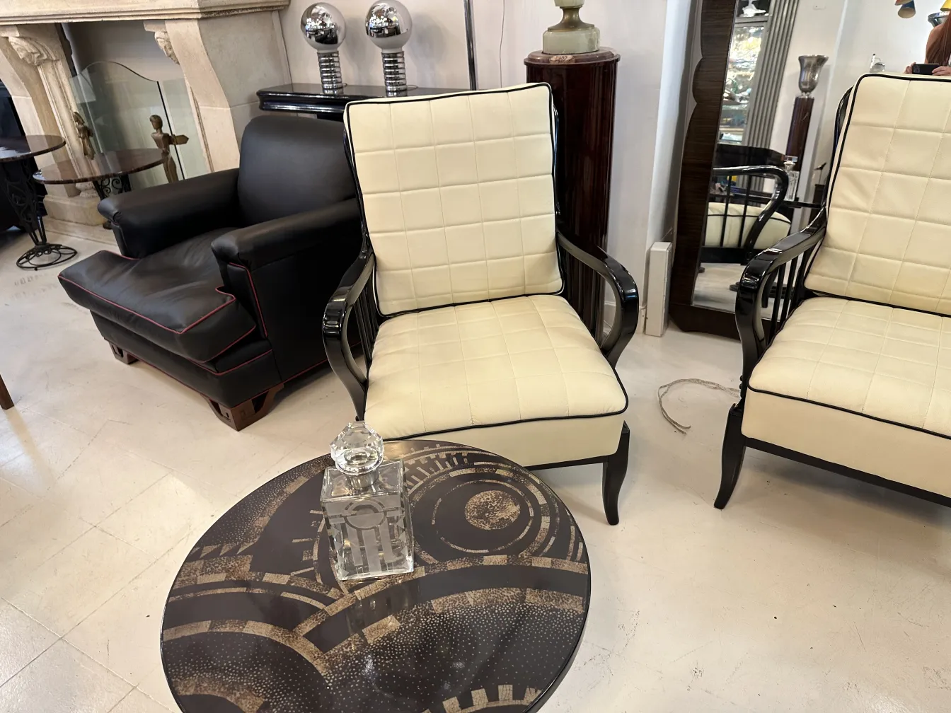 प्राचीन सजावटी बोतल एक सुरुचिपूर्ण सेटिंग में।