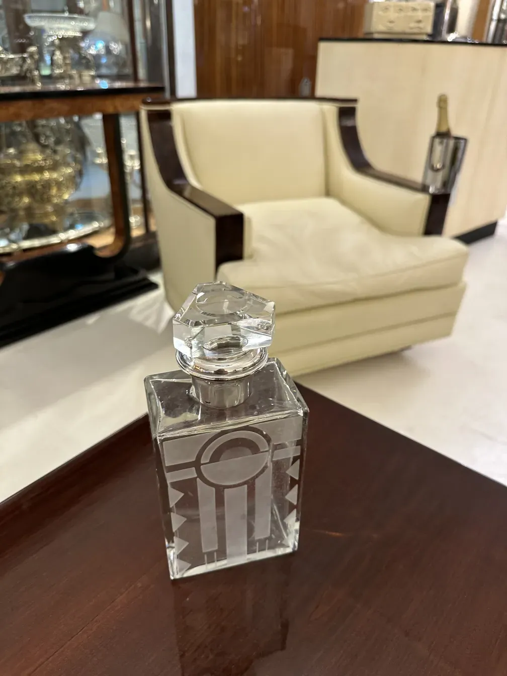 botellón antiguo con diseño distintivo y tapa