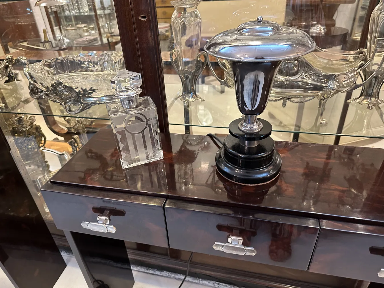 garrafa antiga decorativa sobre uma mesa